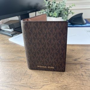 MICHAEL KORS Passport Wallet
